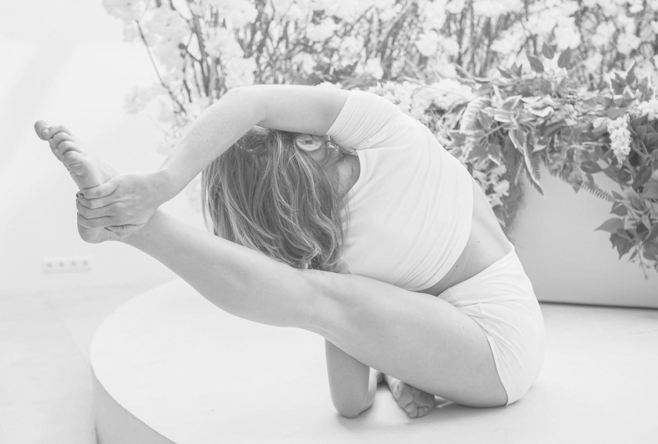 Spazio dedicato alla meditazione domestica con ambiente sereno e organizzato